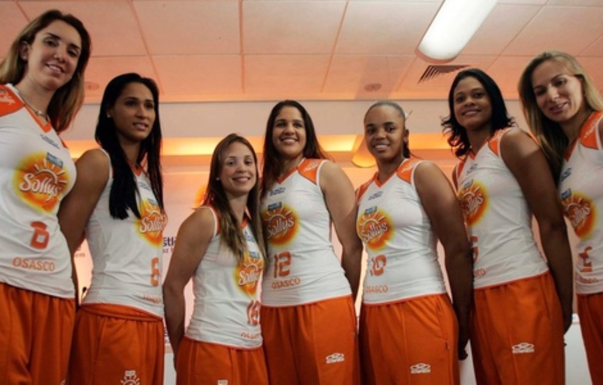 Sassá (quinta, da esquerda para a direita) e Adenizia (sexta da esquerda para a direita) foram parceiras em elenco estrelado do Osasco, que também tinha Thaisa, Jaqueline, Camila Brait, Natália e Mari (foto: Divulgação/Fabio Rubinato)