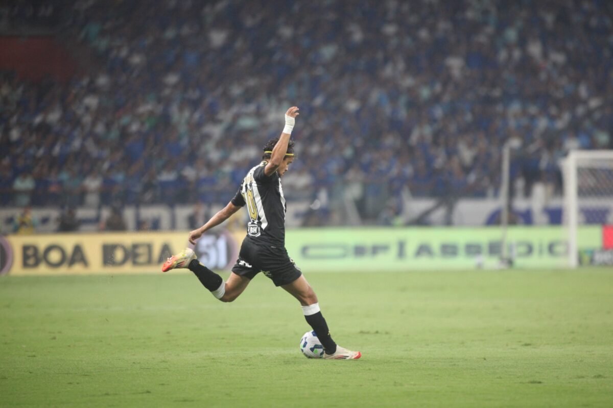 Gustavo Scarpa faz movimento para chutar a bola (foto: Edesio Ferreira/EM/D.A Press)