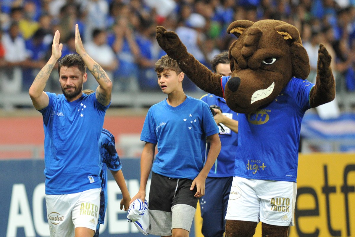 Rafael Sobis se despediu como jogador profissional ao lado do filho, no Mineirão, em jogo entre Cruzeiro e Náutico pela Série B de 2021 (foto: Ramon Lisboa/EM/D.A Press)