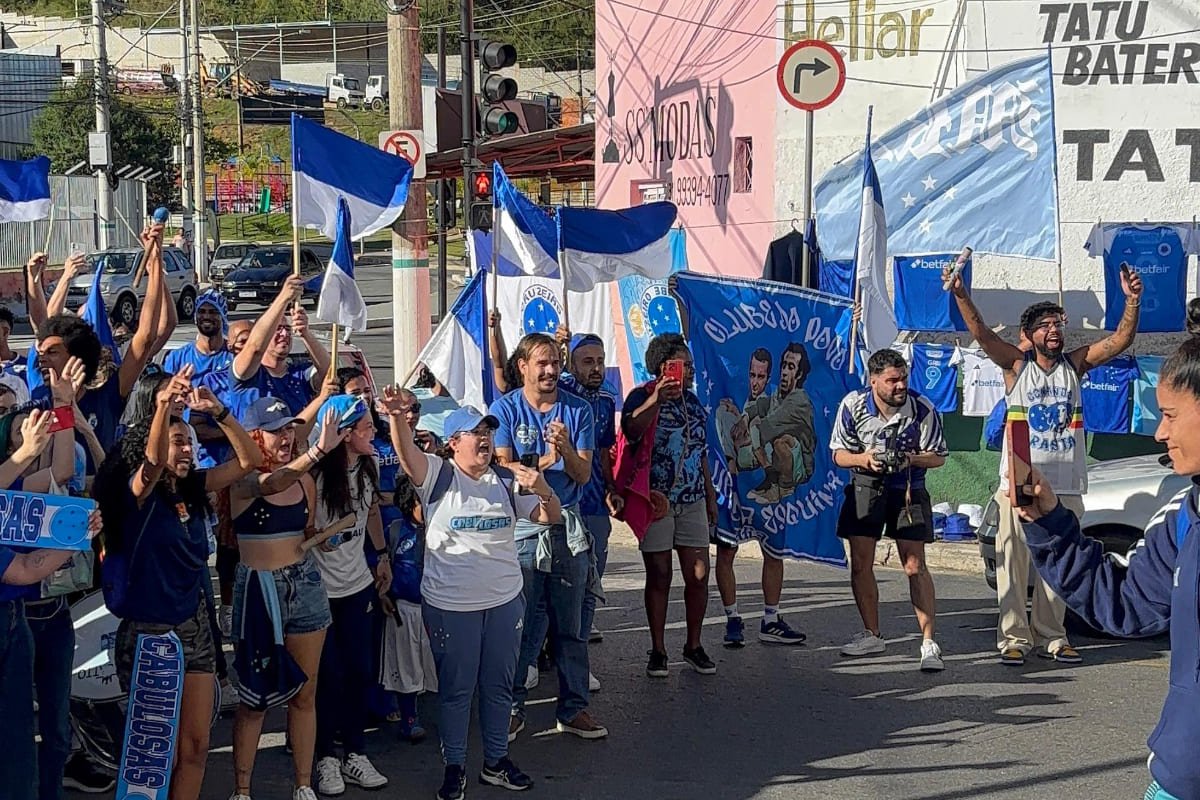 Recepção das atletas do Cruzeiro pela caravana da Desorganizada Cabulosa