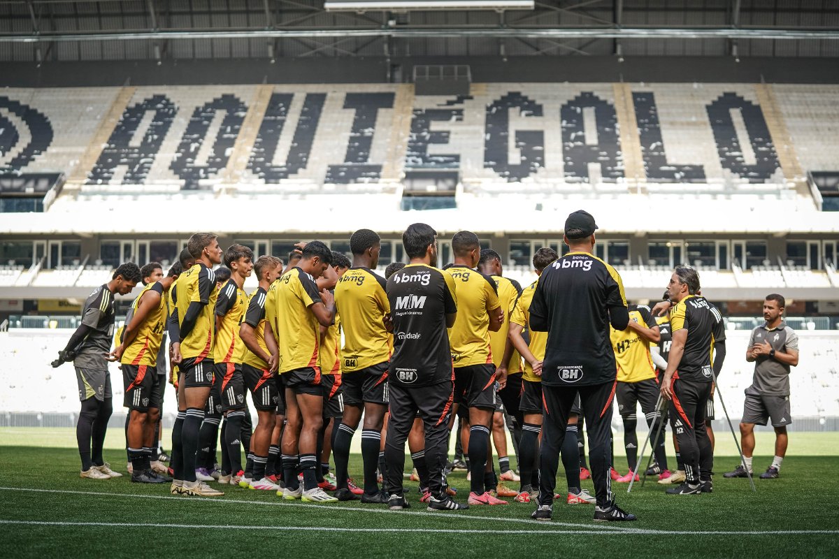 Time sub-20 do Atlético recebe orientações de Leandro Zago na Arena MRV (foto: Fábio Pinel/Atlético)