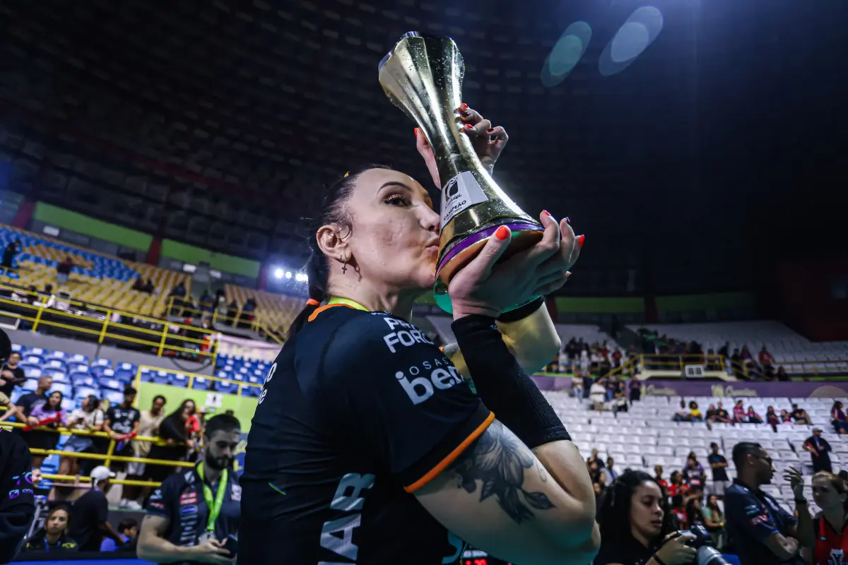 Tifanny, do Osasco, beija o troféu da Superliga Feminina de Vôlei (foto: Wander Roberto/Inovafoto/CBV)