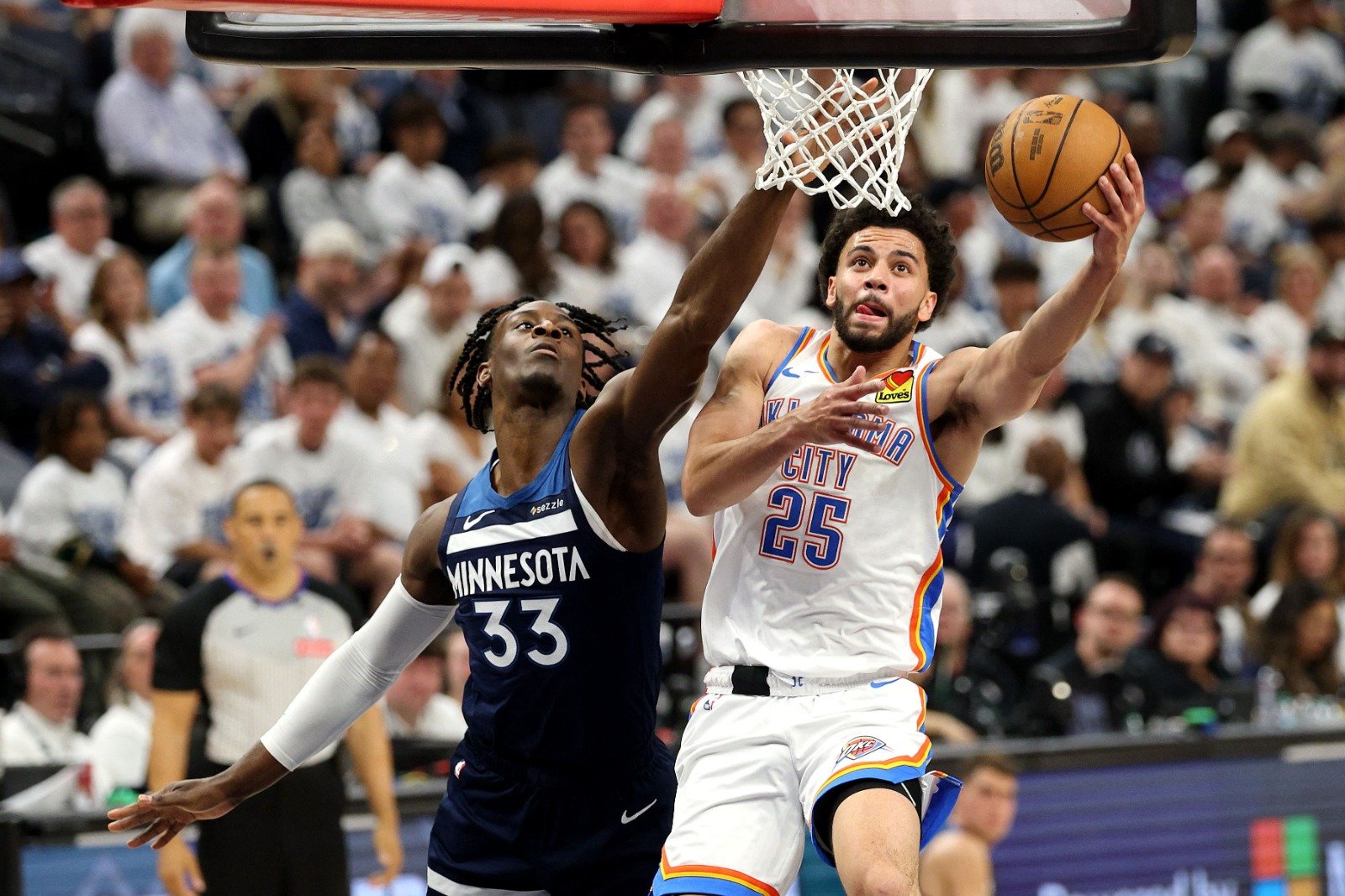 Lance do jogo entre Timberwolves e Thunder (foto: David Berding/AFP)