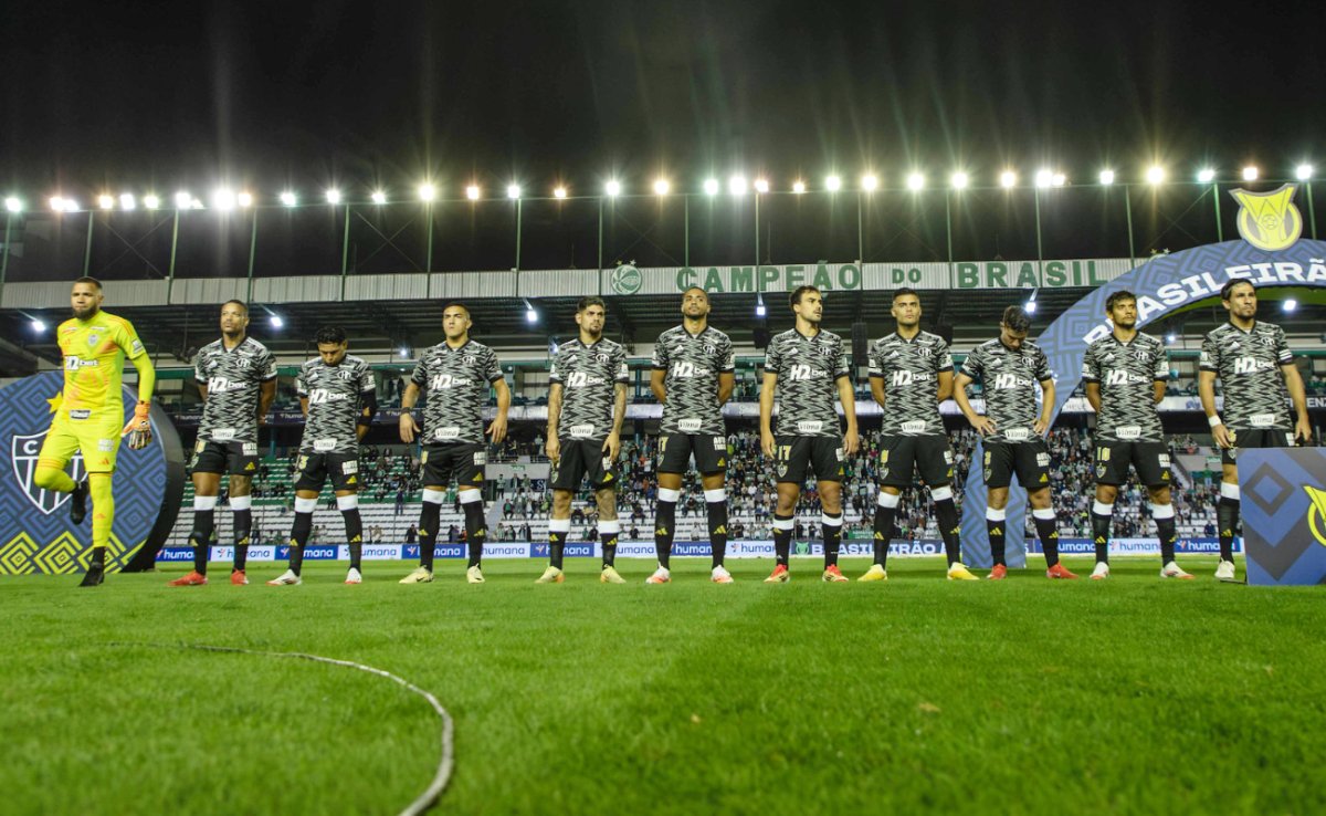 Time do Atlético perfilado antes de jogo contra o Juventude (foto: Pedro Souza/Atlético)