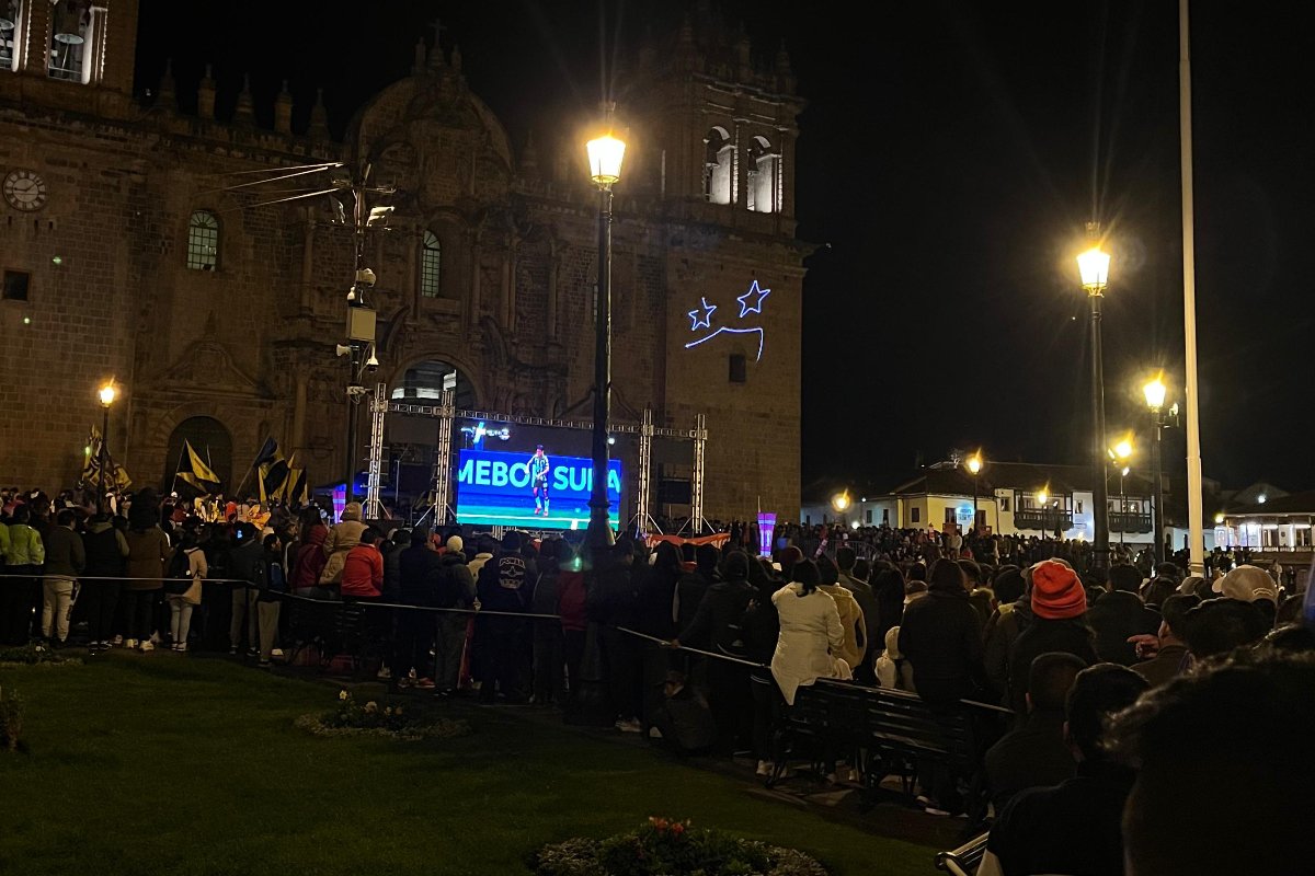 Torcedores do Cienciano lotam Plaza de Armas, em Cusco, durante jogo contra o Atlético (foto: Izabela Baeta/No Ataque)