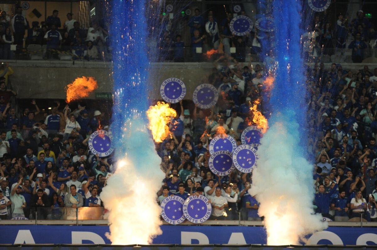Torcida do Cruzeiro lotou Mineirão para clássico contra Atlético (foto: Alexandre Guzanshe/EM/D.A Press)