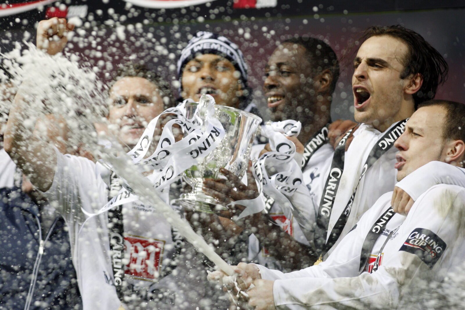 Jogadores do Tottenham comemoram título da Copa da Liga Inglesa em 2008 (foto: Adrian Dennis/AFP)