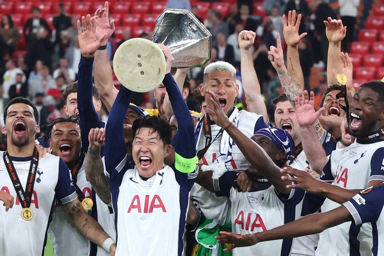Jogadores do Tottenham erguem troféu da Liga Europa (foto: Pierre-Philippe Marcou/AFP)
