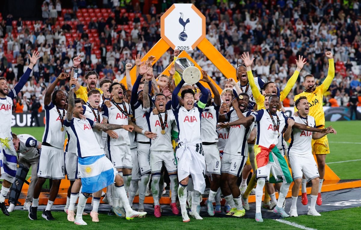 Jogadores do Tottenham comemoram título da Liga Europa (foto: Thomas COEX / AFP)