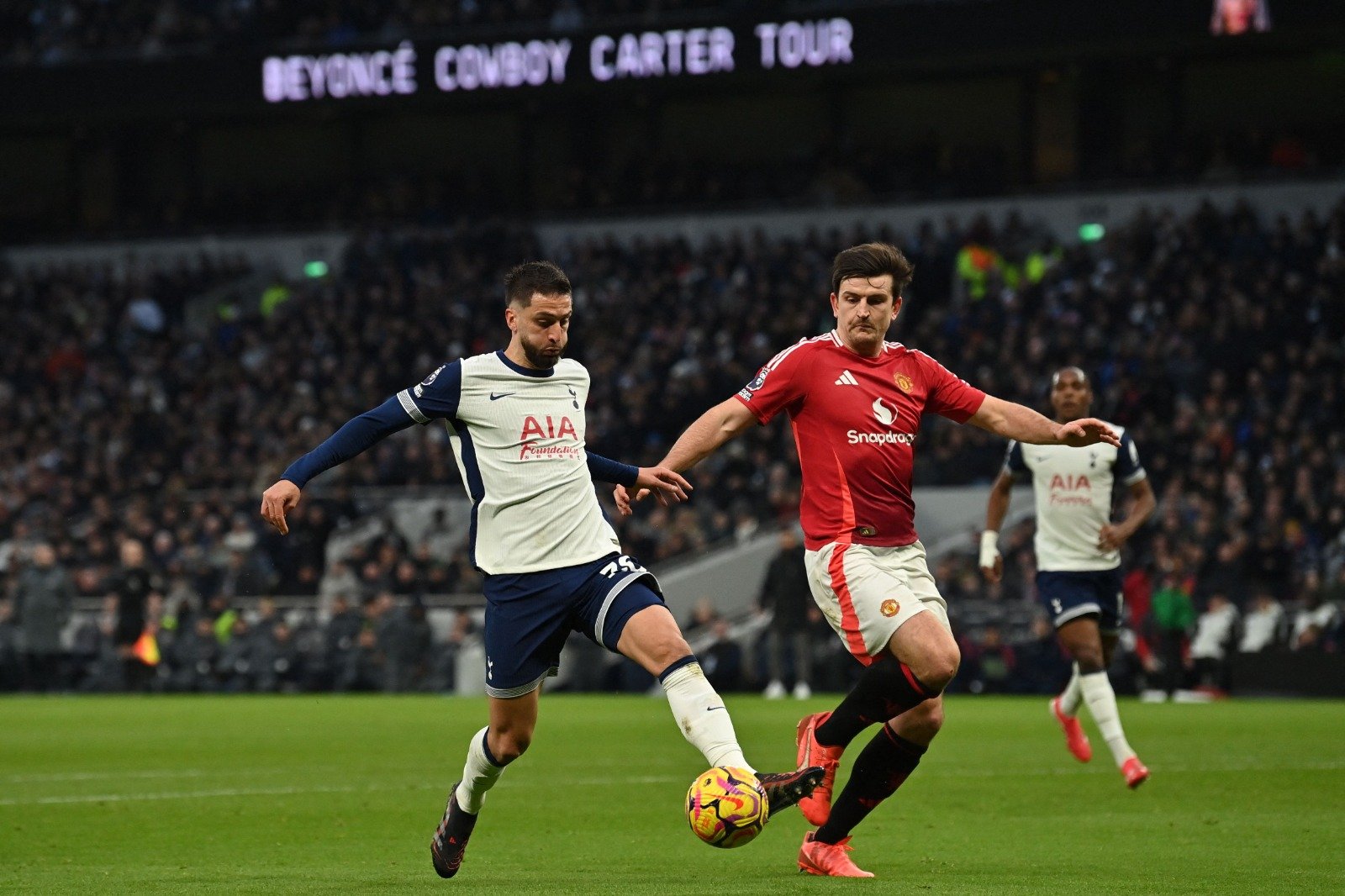 Disputa de bola em jogo entre Tottenham e Manchester United (foto: Glyn Kirk/AFP)