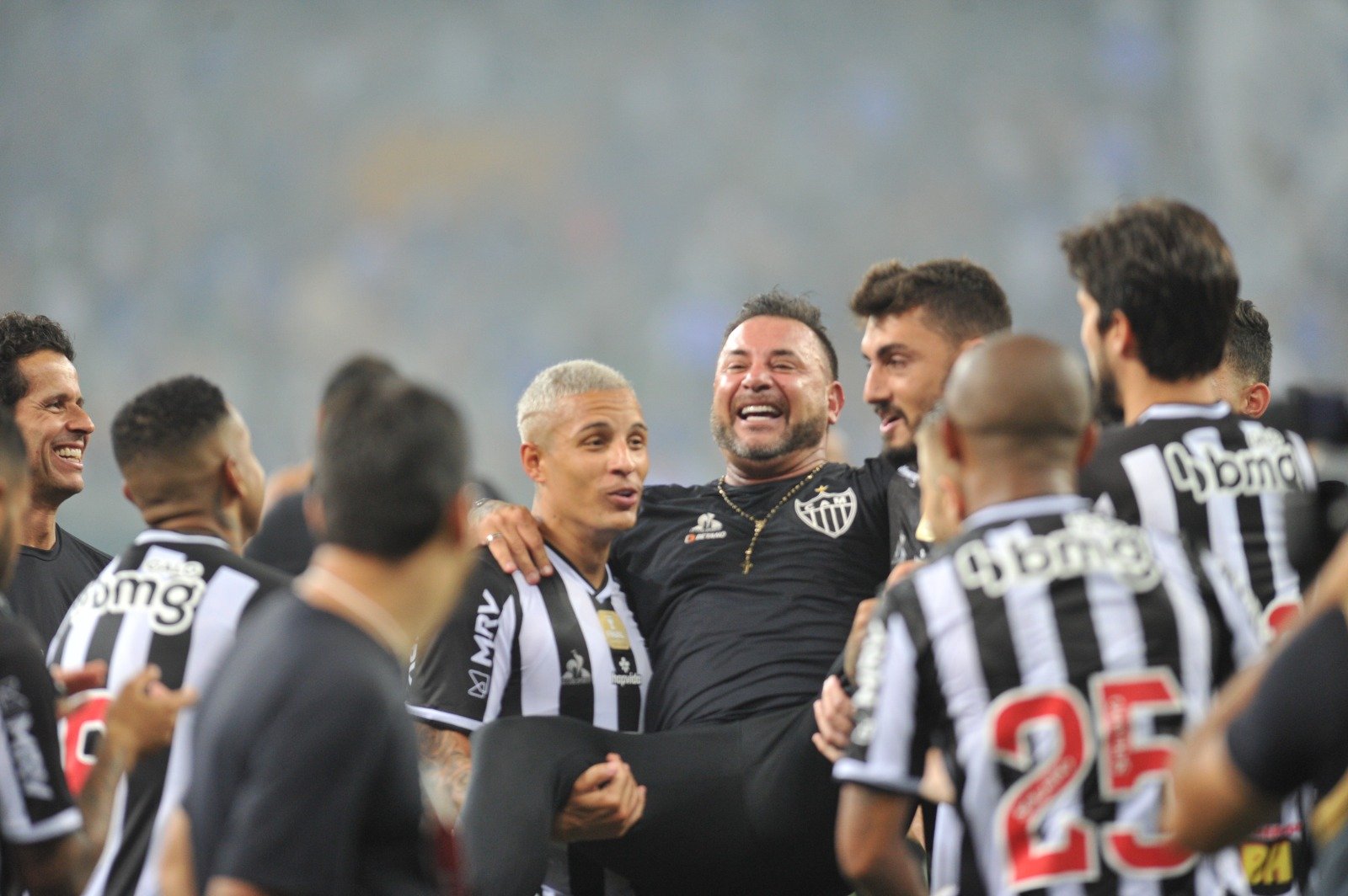 Turco Mohamed é celebrado pelos jogadores do Atlético após título mineiro em 2022 (foto: Alexandre Guzanshe/EM/D.A Press)