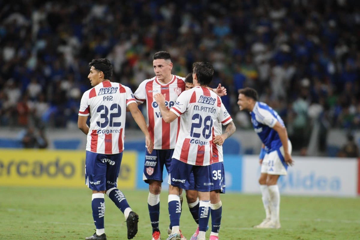 Jogadores do Unión em duelo com Cruzeiro, no Mineirão, pela Sul-Americana (foto: Alexandre Guzanshe/EM/DA Press)