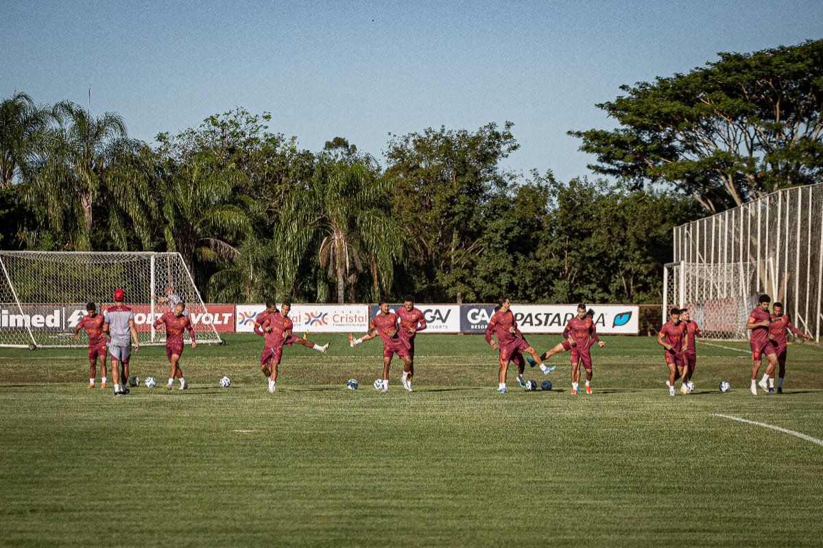 Jogadores do Vila Nova em treinamento antes de duelo com Cruzeiro, pela Copa do Brasil (foto: Roberto Corrêa/Vila Nova F.C)