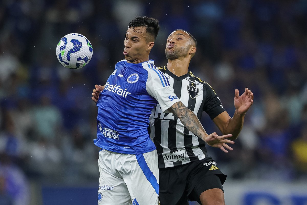Vitor Hugo na marcação de Kaio Jorge durante Cruzeiro x Atlético (foto: Pedro Souza/Atlético)