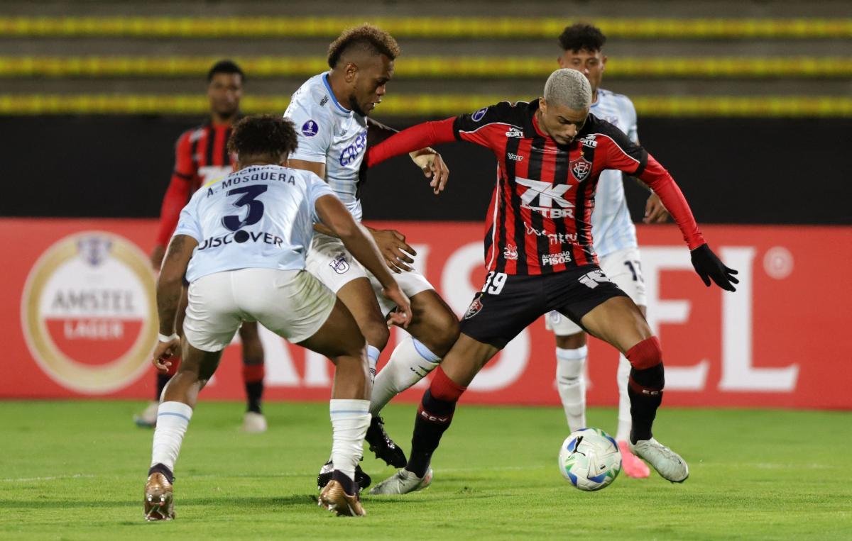 Vitória perdeu para Universidad Católica-EQU na Sul-Americana (foto: ARMANDO PRADO/AFP)