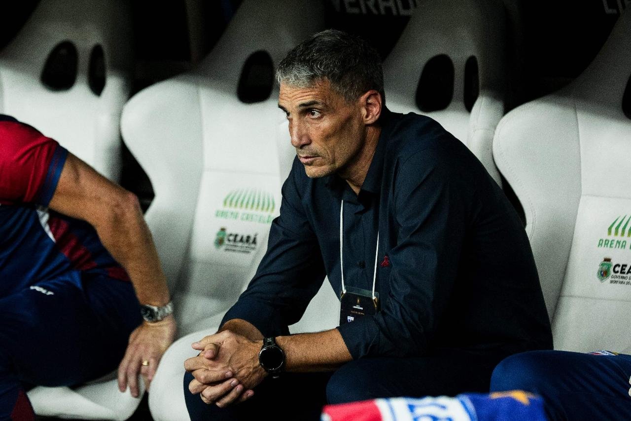Vojvoda de roupa preta sentado no banco de reservas (foto: Thiago Gadelha / AFP - 6/5/25)