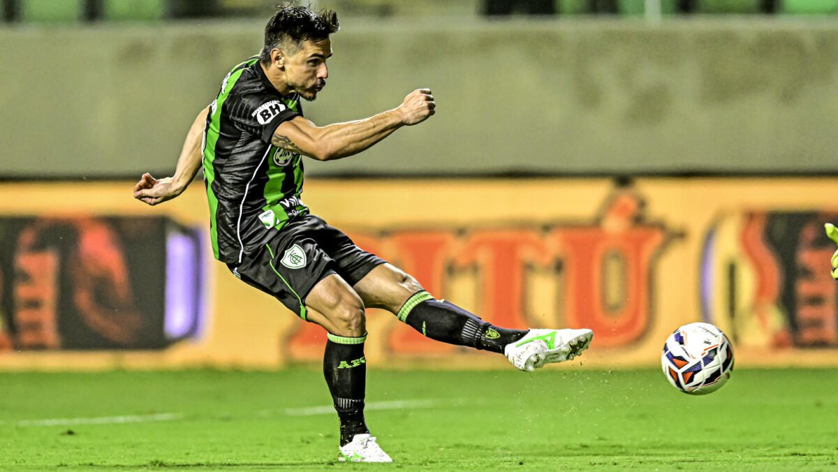 Willian Bigode em ação durante América x Paysandu (foto: Mourão Panda/América)