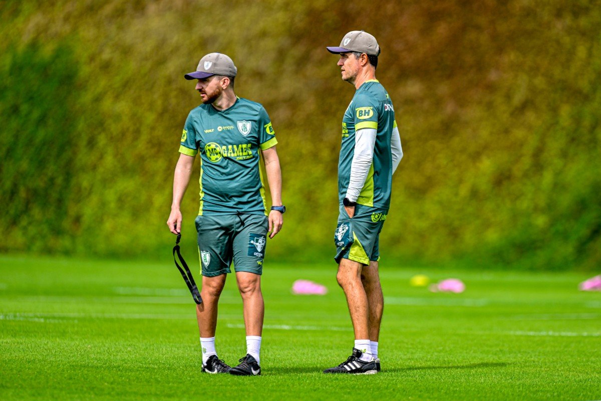 William Batista, técnico do América, e comissão em treino (foto: Mourão Panda/América)