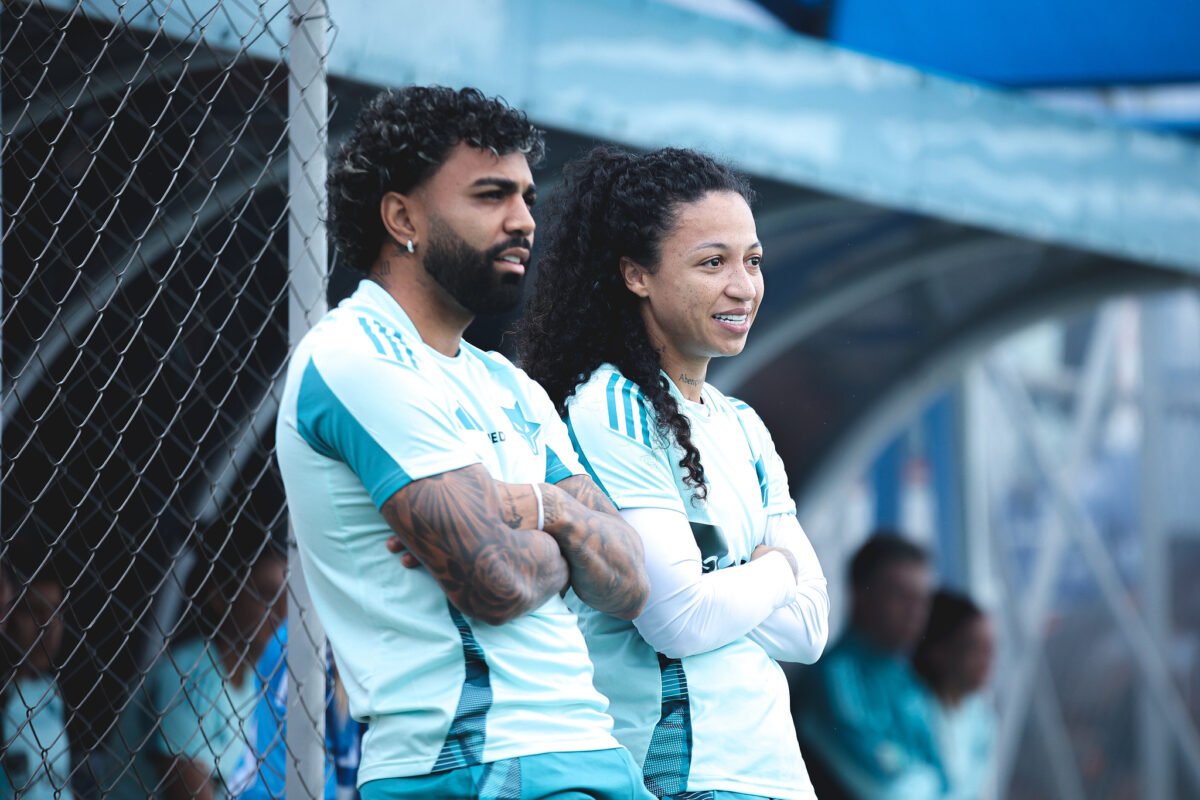 Gabigol e Byanca Brasil lado a lado de braços cruzados (foto: Gustavo Martins/Cruzeiro)