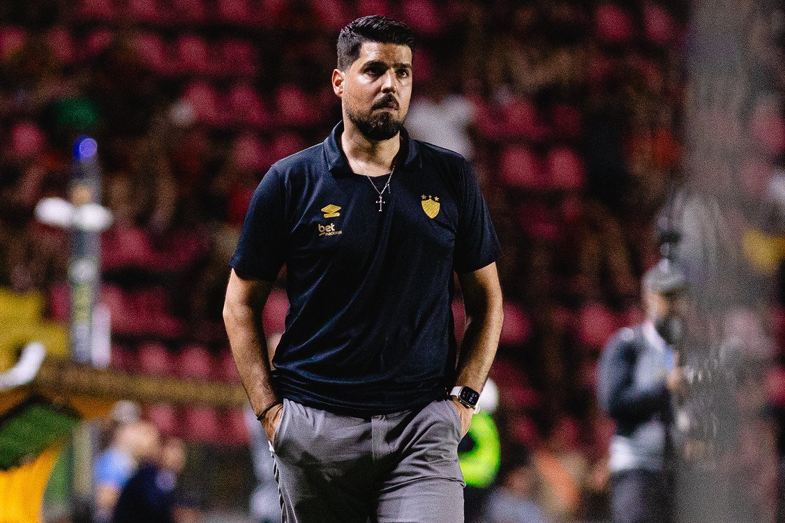 António Oliveira, técnico do Sport (foto: aulo Paiva/ Sport Recife)