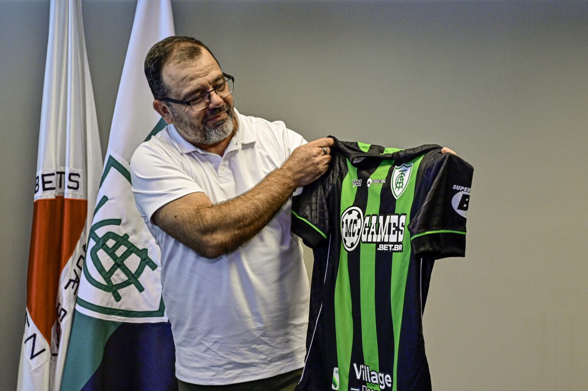 Enderson Moreira segurando a camisa do América (foto: Mourão Panda / América)