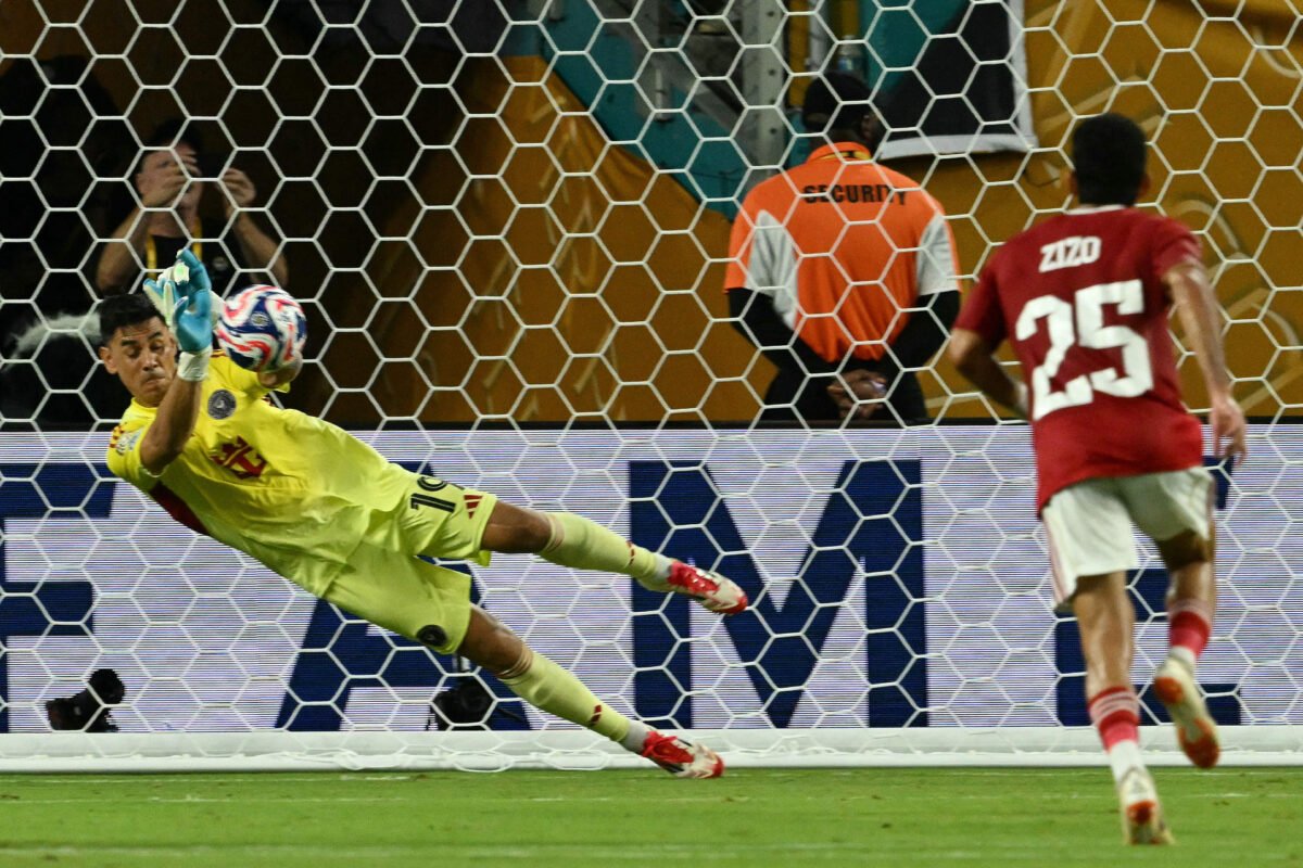 Oscar Ustari, do Inter Miami, defende pênalti em jogo contra o Al Ahly no Mundial de Clubes (foto: CHANDAN KHANNA/AFP)