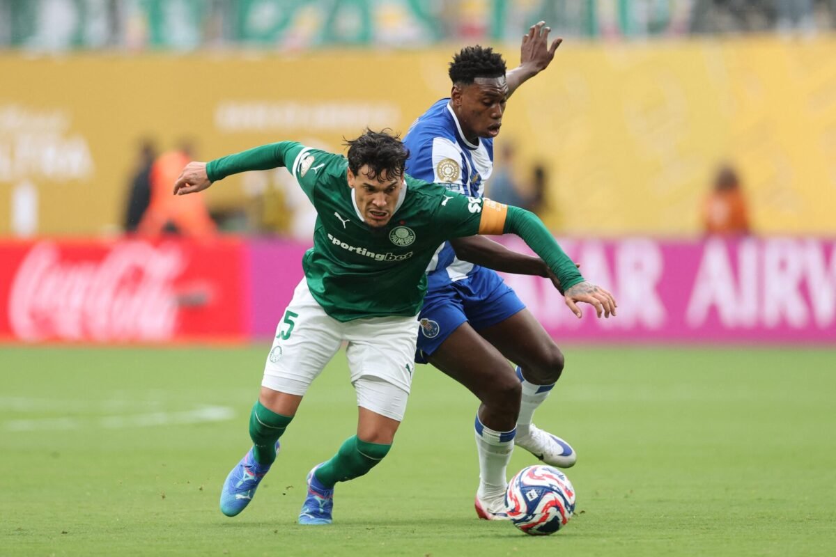Gustavo Gómez, zagueiro do Palmeiras, em disputa com Samu Aghehowa, atacante do Porto, em estreia no Mundial (foto: CHARLY TRIBALLEAU / AFP)