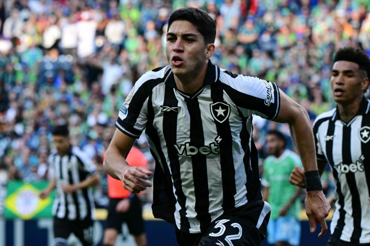 Jair comemora gol do Botafogo na vitória sobre o Seattle Sounders no Mundial de Clubes (foto: PABLO PORCIUNCULA/AFP)