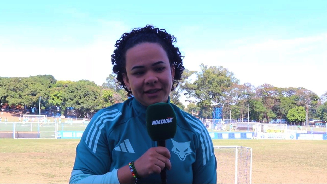 Bárbara Fonseca, diretora do Cruzeiro, segurando o microfone do No Ataque (foto: Sofia Cunha/No Ataque)