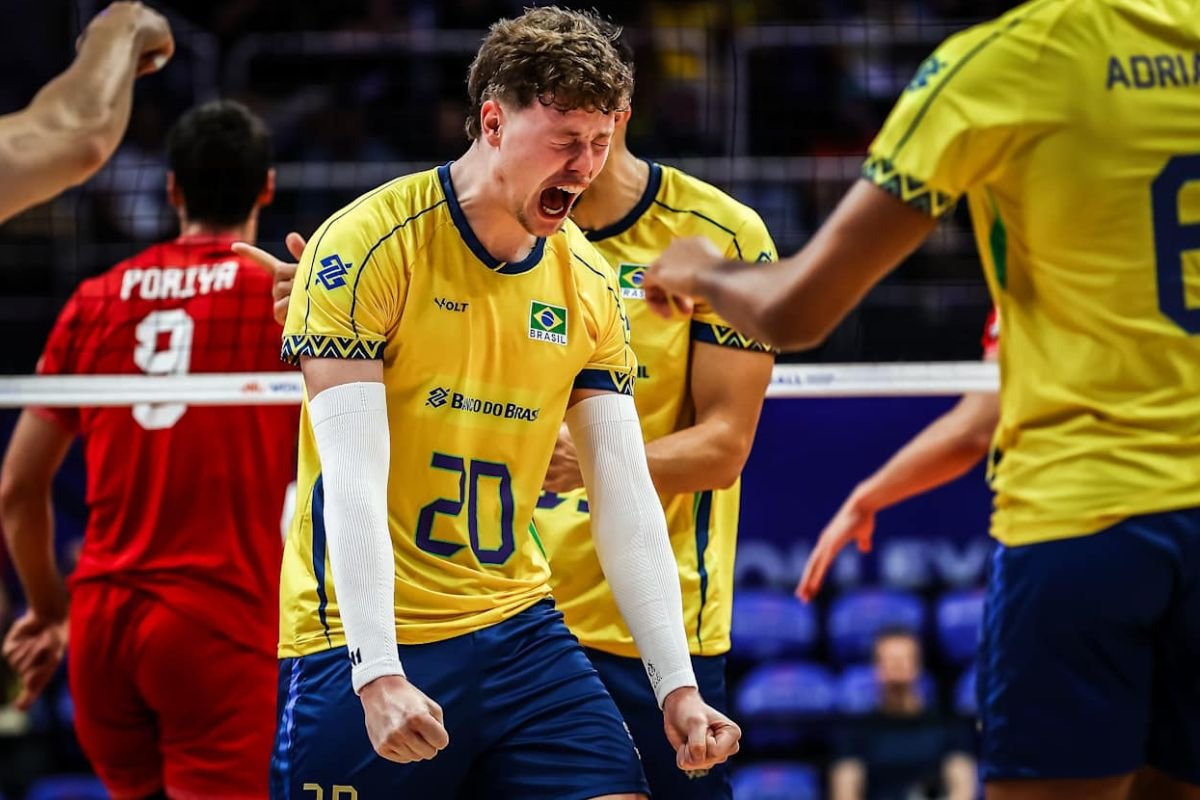 Bergmann comemora ponto em Brasil x Irã, pela VNL Masculina (foto: Divulgação/FIVB)