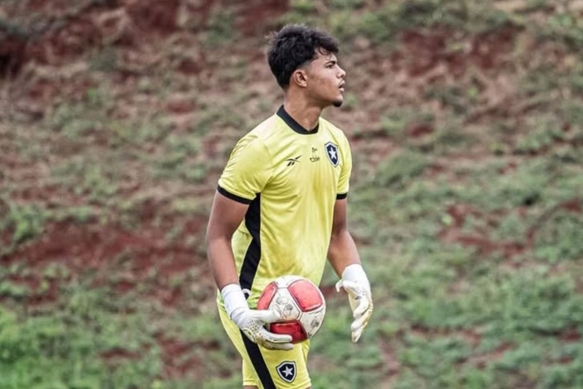 Bruninho Samudio de uniforme amarelo em campo (foto: Divulgação / redes sociais)