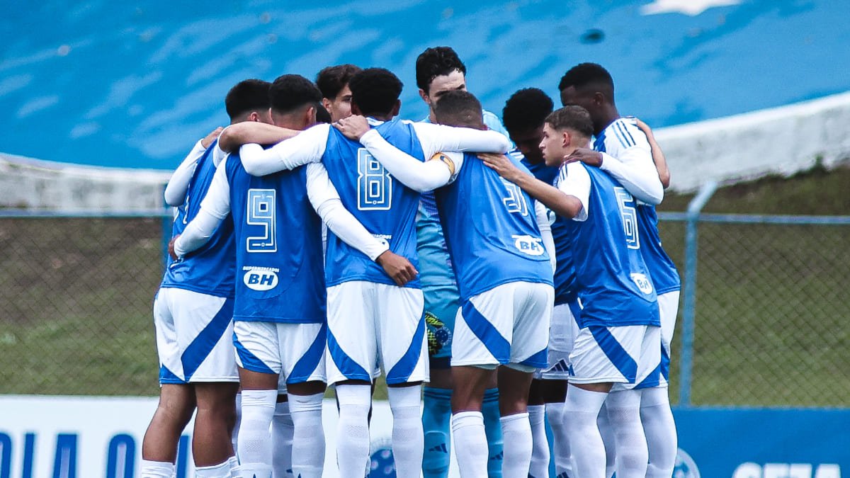 Jogadores do Cruzeiro sub-20 reunidos em campo (foto: Gustavo Martins/Cruzeiro)