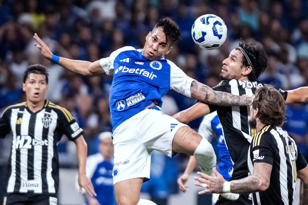 Kaio Jorge e jogadores do Atlético (foto: Gustavo Aleixo/Cruzeiro)