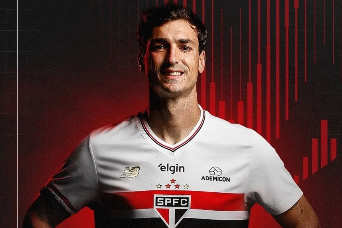 Dinenno com a camisa do São Paulo (foto: Divulgação / São Paulo)