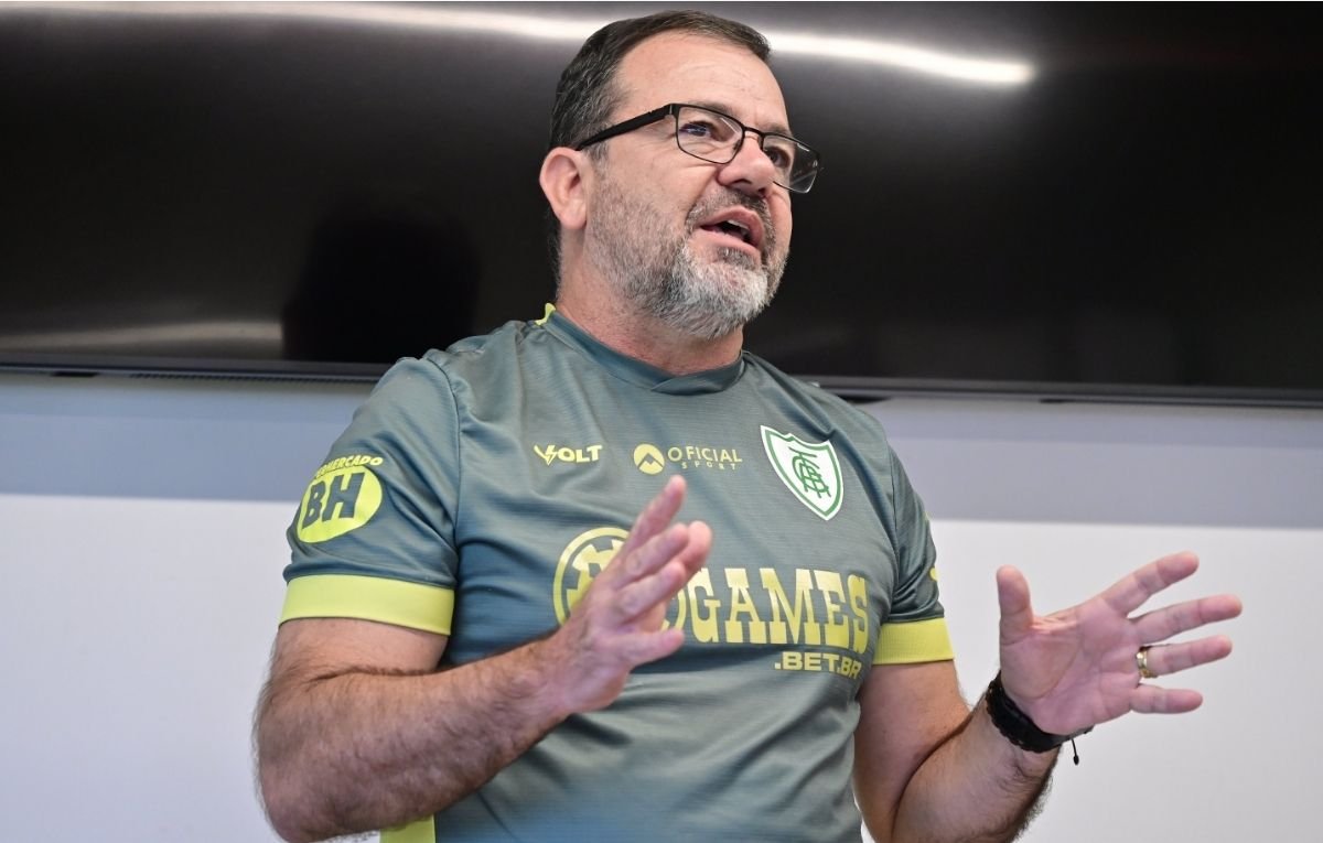 Enderson Moreira conversou com os atletas e comandou primeiro treino nessa quarta-feira (4/6) (foto: Mourão Panda / América)