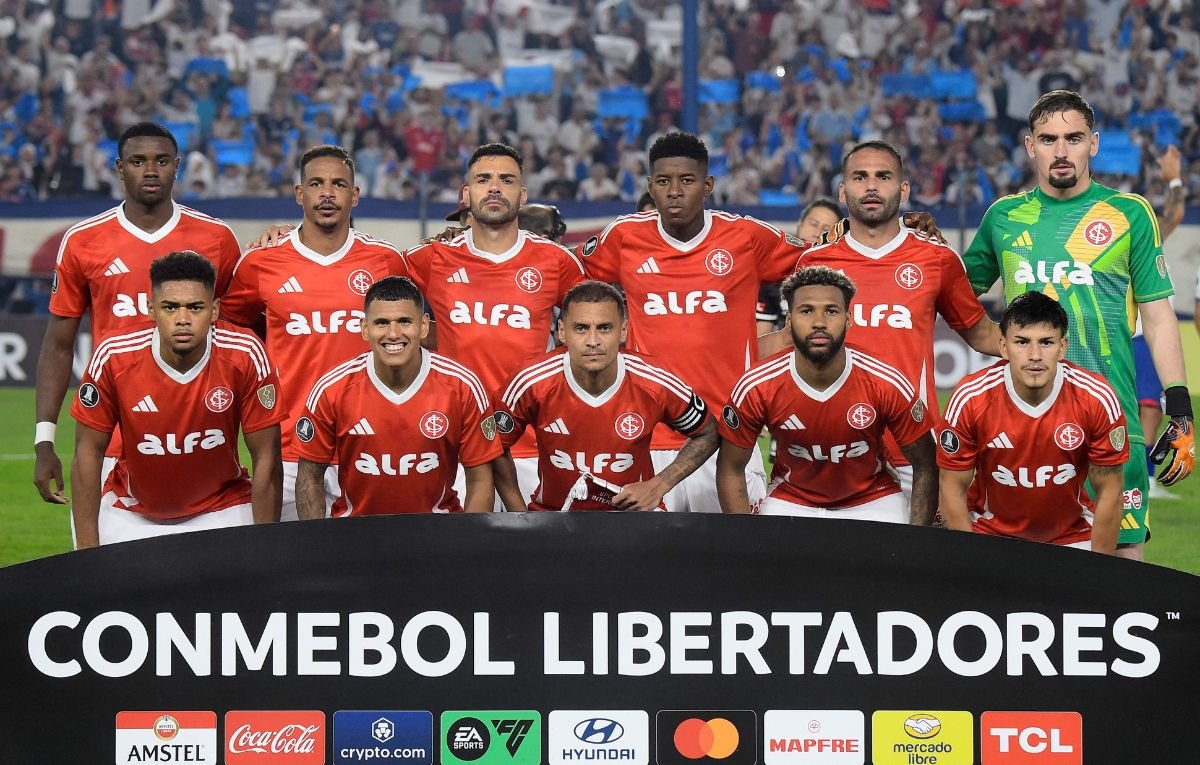 Time do Internacional perfilado antes de duelo na Libertadores (foto: Dante Fernandez / AFP)