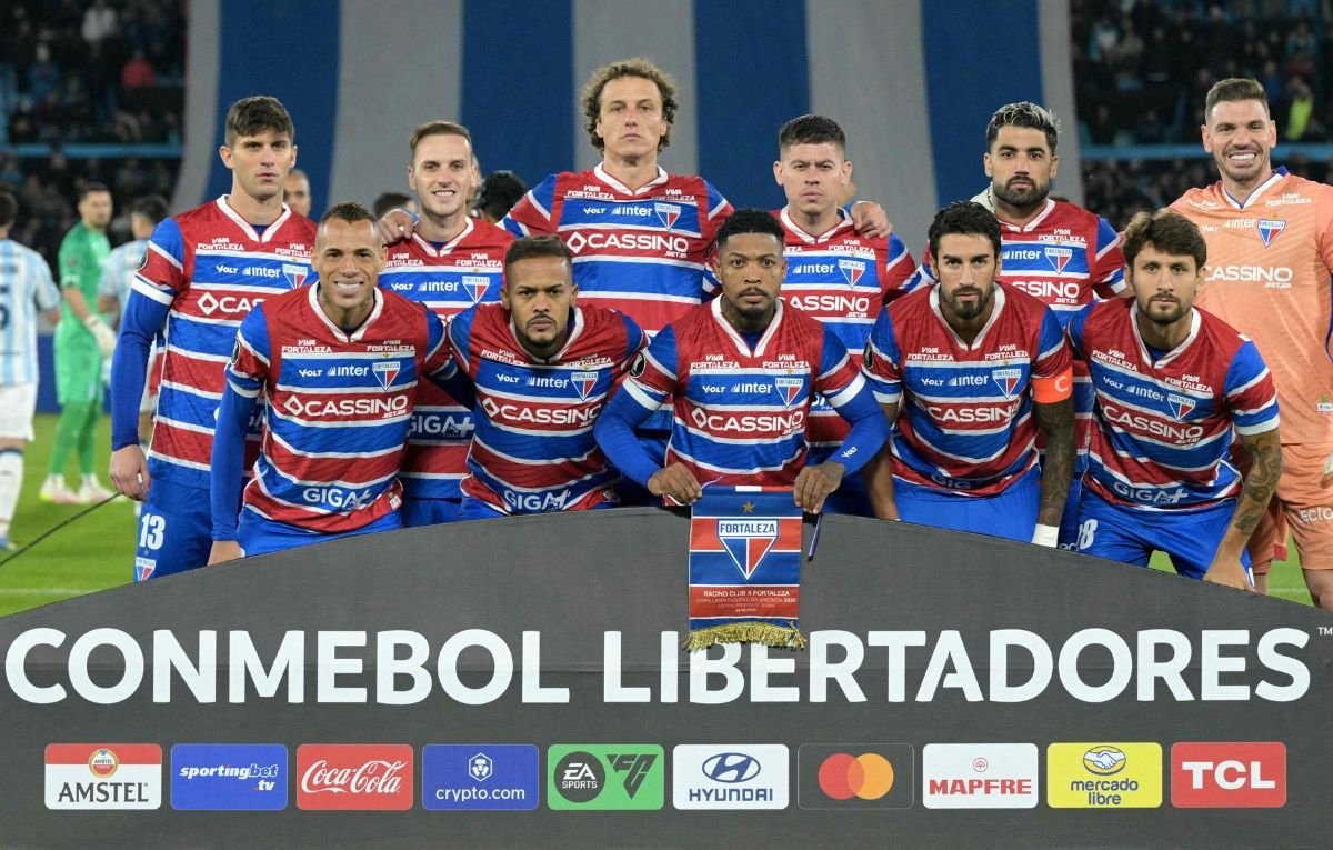 Time do Fortaleza perfilado antes de jogo da Libertadores (foto: JUAN MABROMATA / AFP)