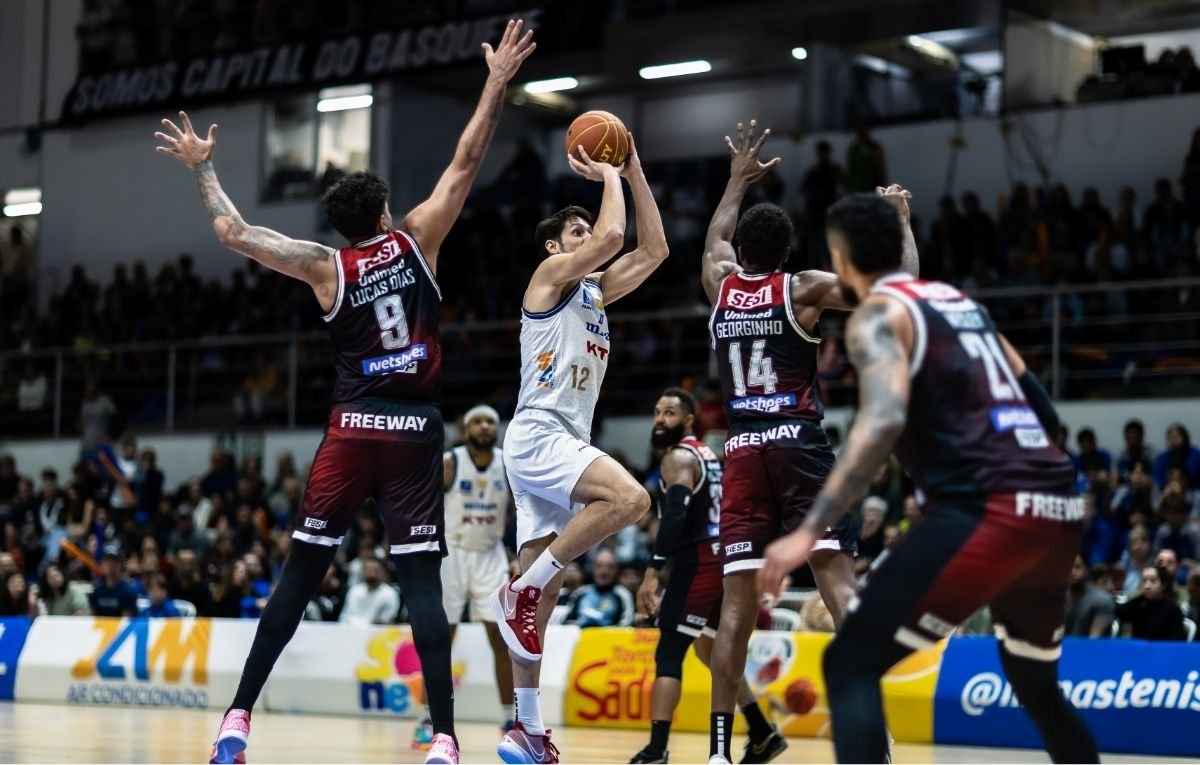 Lance do jogo 3 da final do NBB entre Minas e Franca (foto: Hedgard Moraes/MTC)