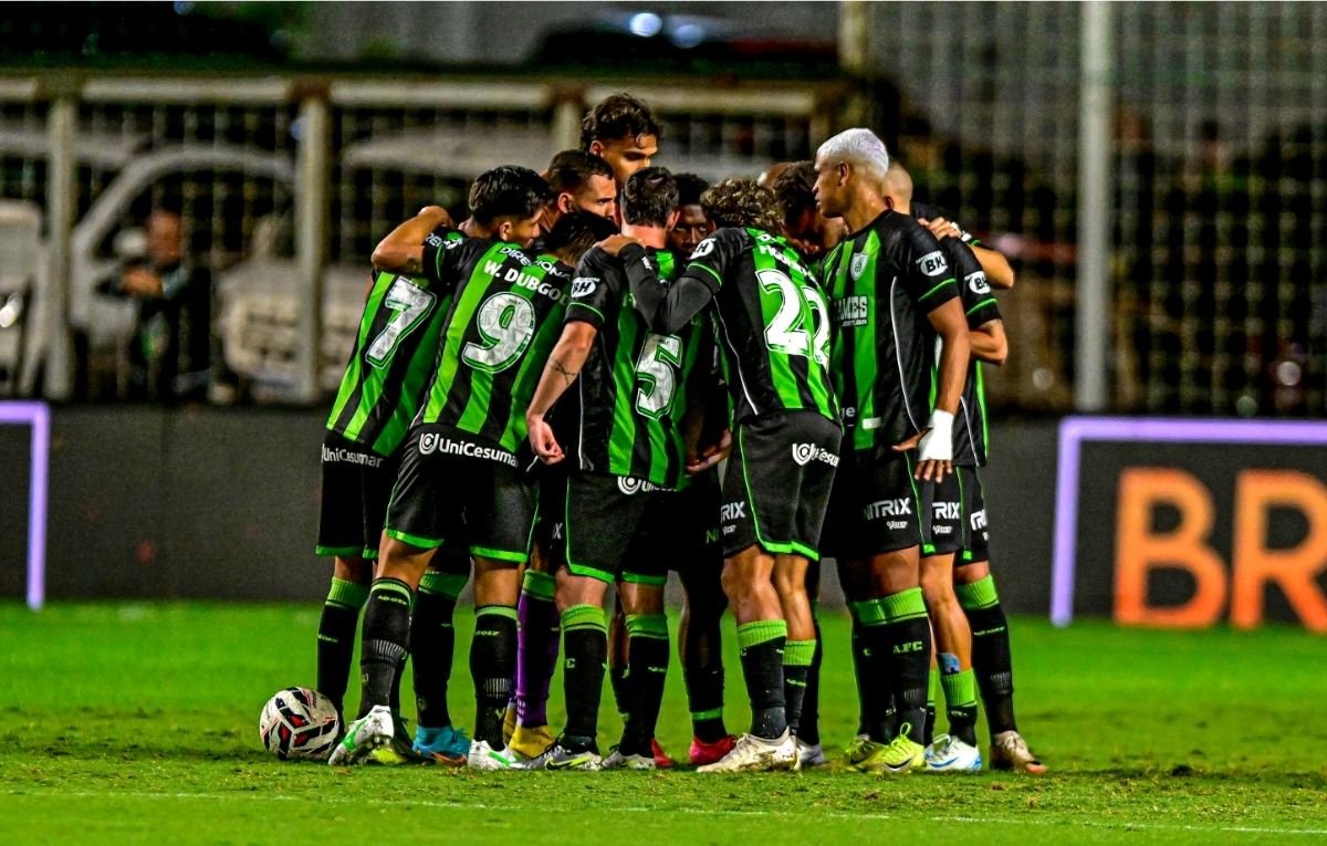 Time do América reunido antes de jogo no Independência (foto: Mourão Panda / América)