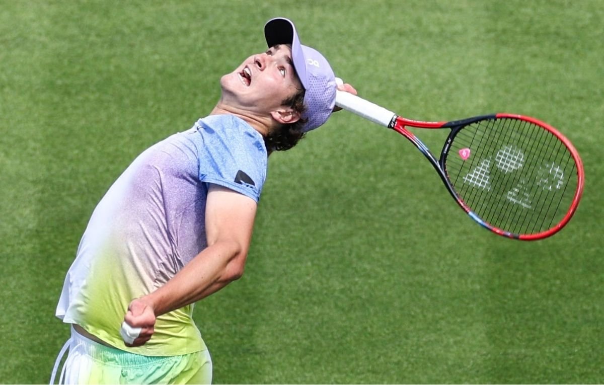 João Fonseca, tenista brasileiro de 18 anos (foto: Adrian Dennis / AFP)