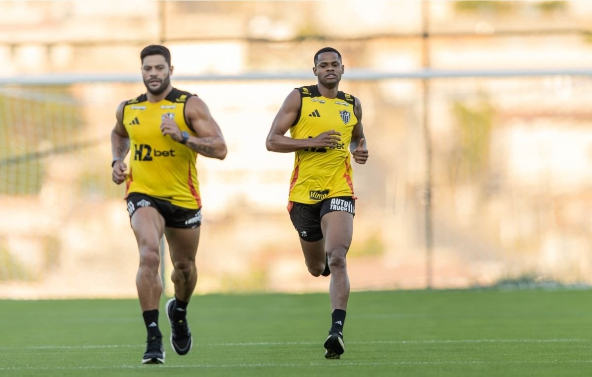 Hulk e Júnior Santos em treino pelo Atlético (foto: Pedro Souza / Atlético)