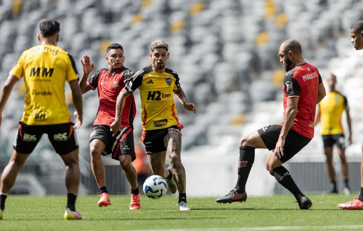 Rubens, do Atlético, em lance de jogo-treino contra o Paulista de Jundiaí (foto: Pedro Souza / Atlético)