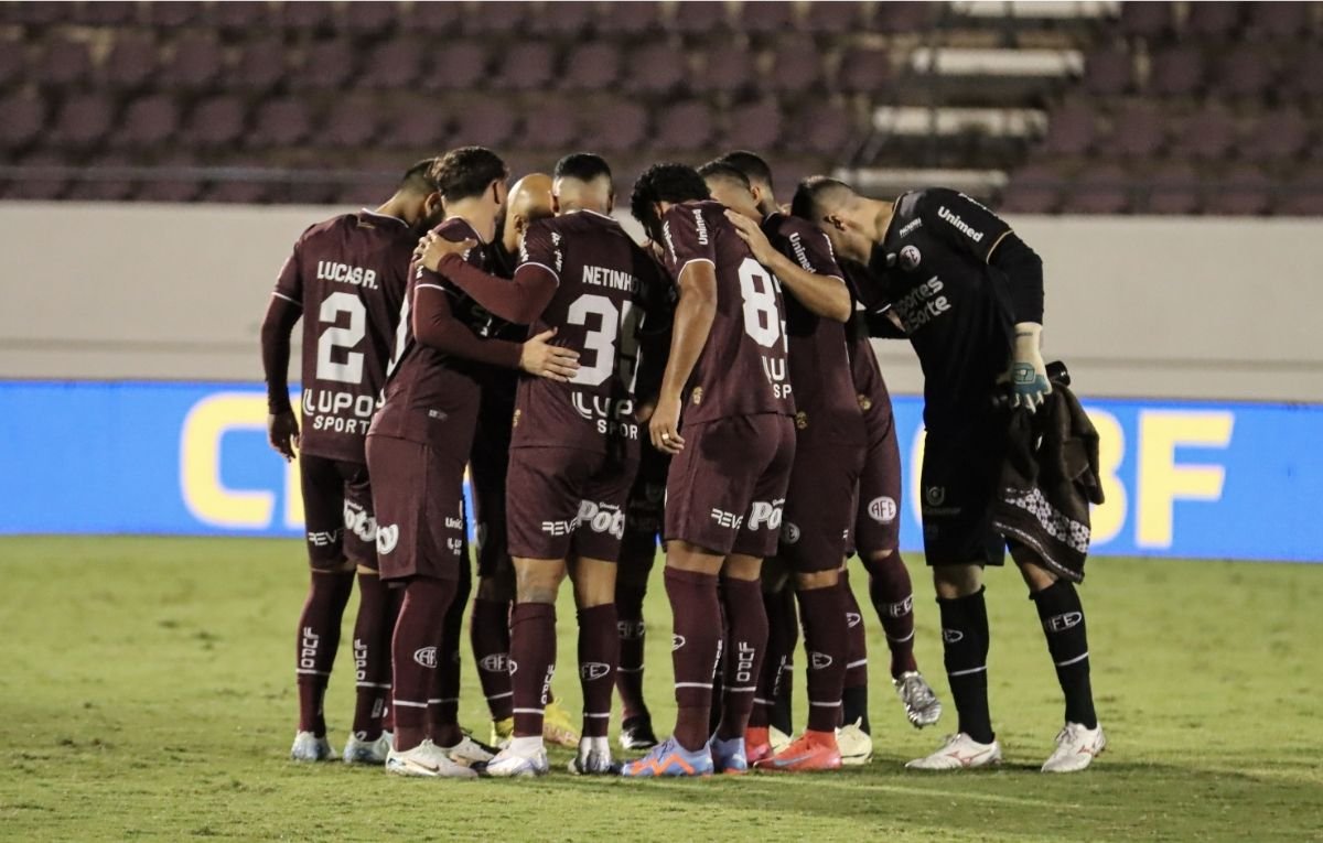 Elenco da Ferroviária reunido antes de jogo (foto: Divulgação/Ferroviária)