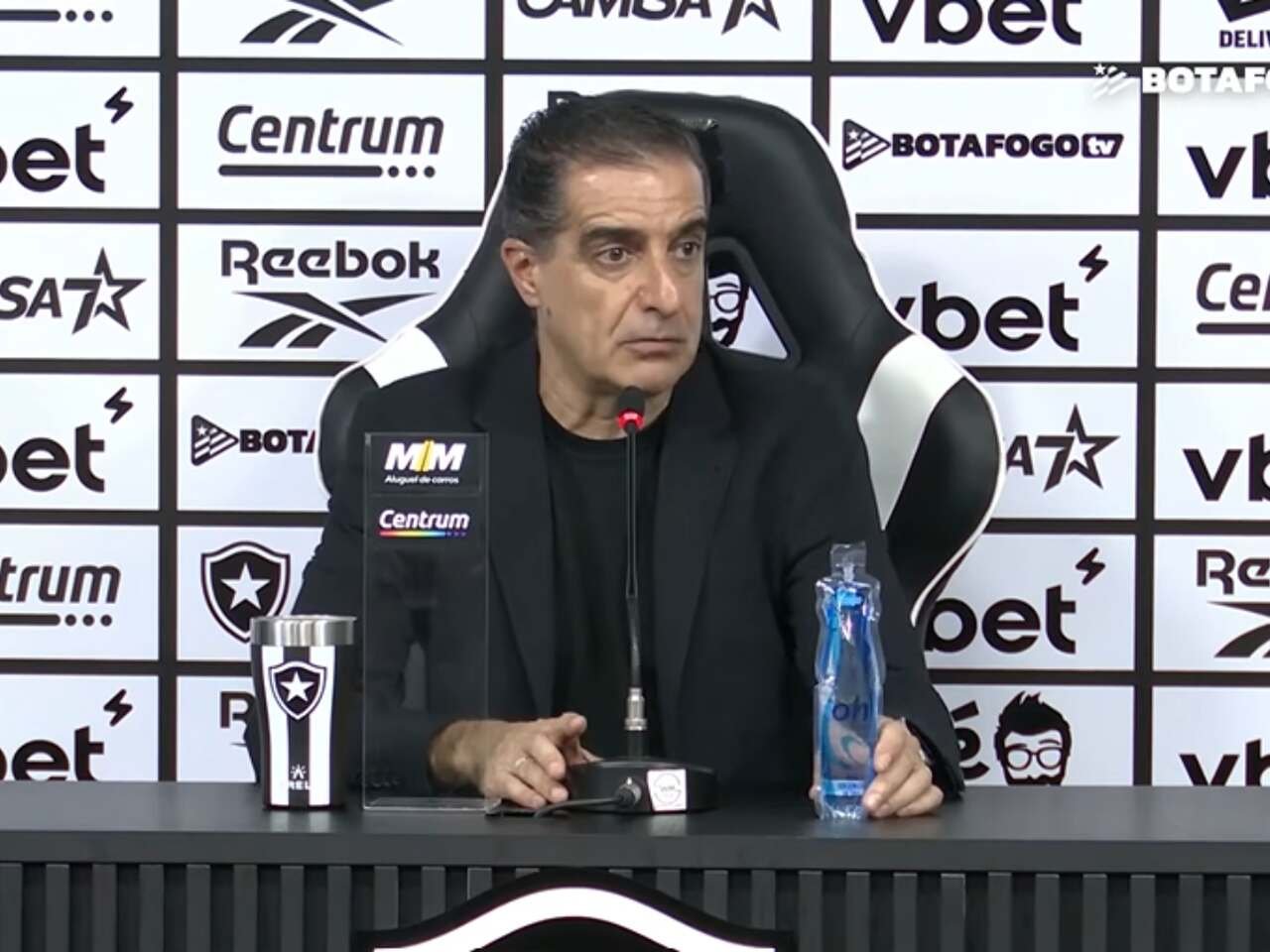 Técnico Renato Paiva em coletiva de imprensa do Botafogo (foto: Divulgação)