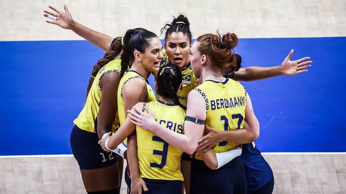 Jogadoras da Seleção Brasileira Feminina de Vôlei durante duelo com os EUA na VNL (foto: Divulgação/FIVB)