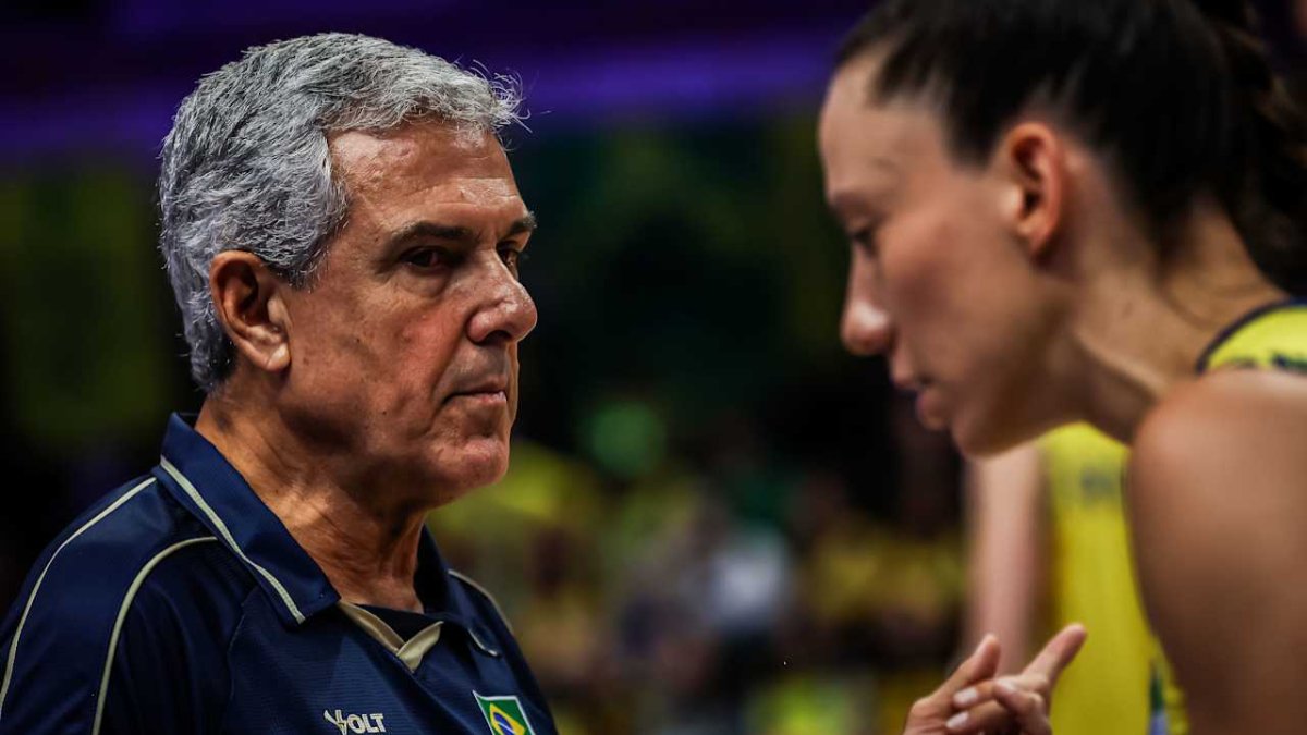 Zé Roberto Guimarães e Macris em jogo da Seleção Brasileira Feminina de Vôlei (foto: Divulgação FIVB)