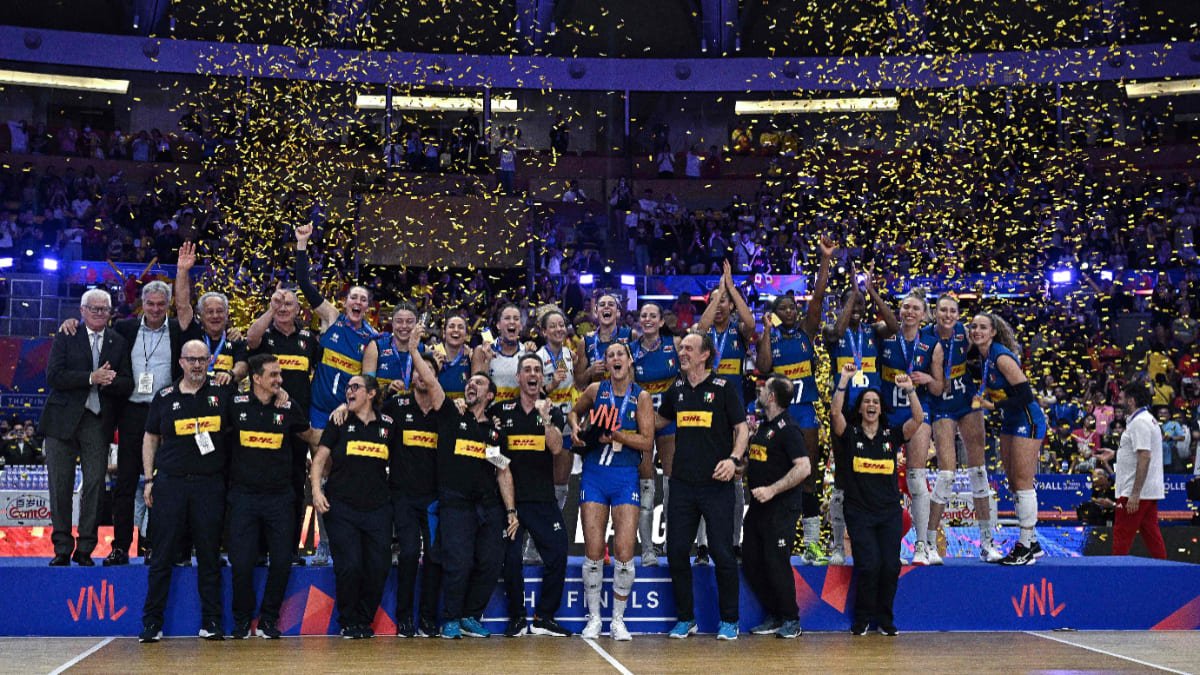 Itália com a taça da VNL Feminina 2024 (foto: Lillian SUWANRUMPHA / AFP)