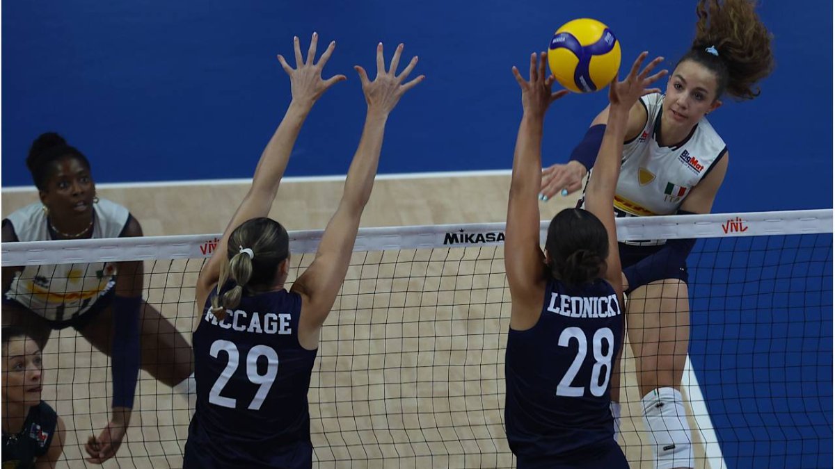 Jogo entre Itália e Estados Unidos na VNL Feminina 2025 (foto: Divulgação FIVB)