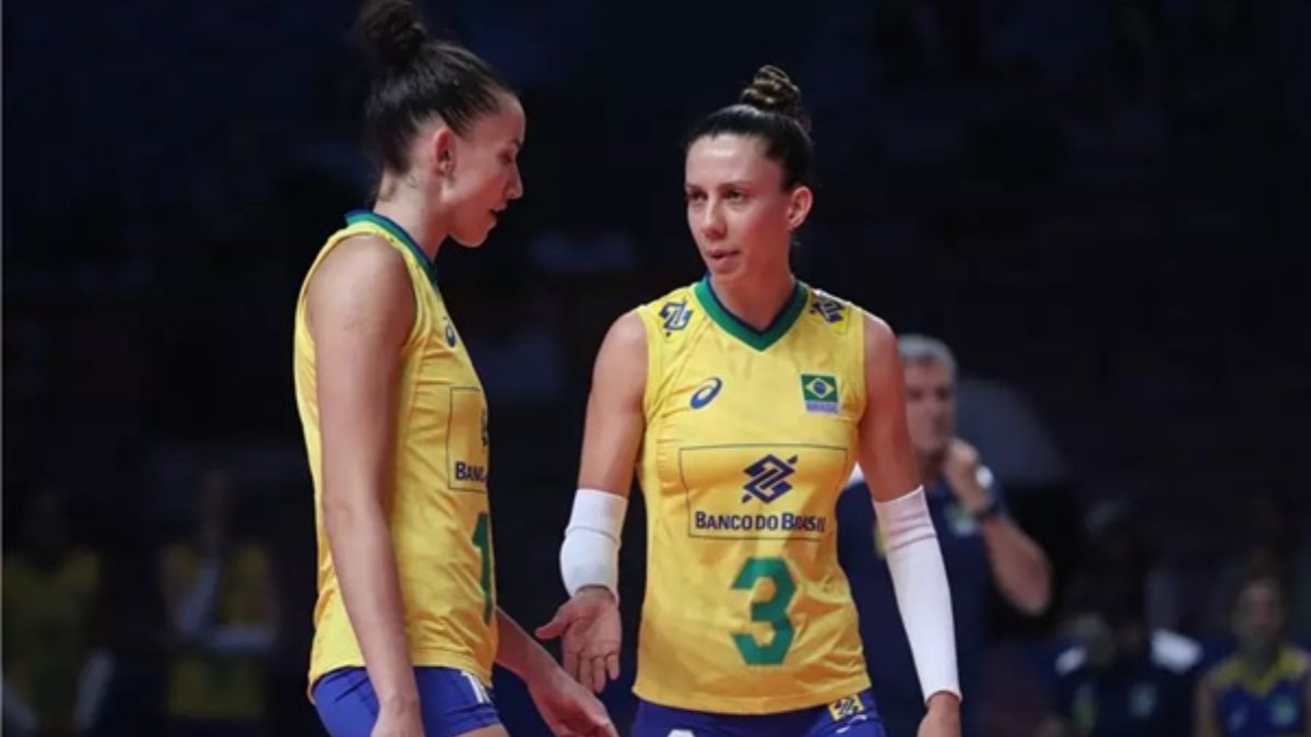 Gabi Guimarães e Macris pela Seleção Brasileira Feminina de Vôlei no ciclo olímpico passado (foto: Divulgação/FIVB)