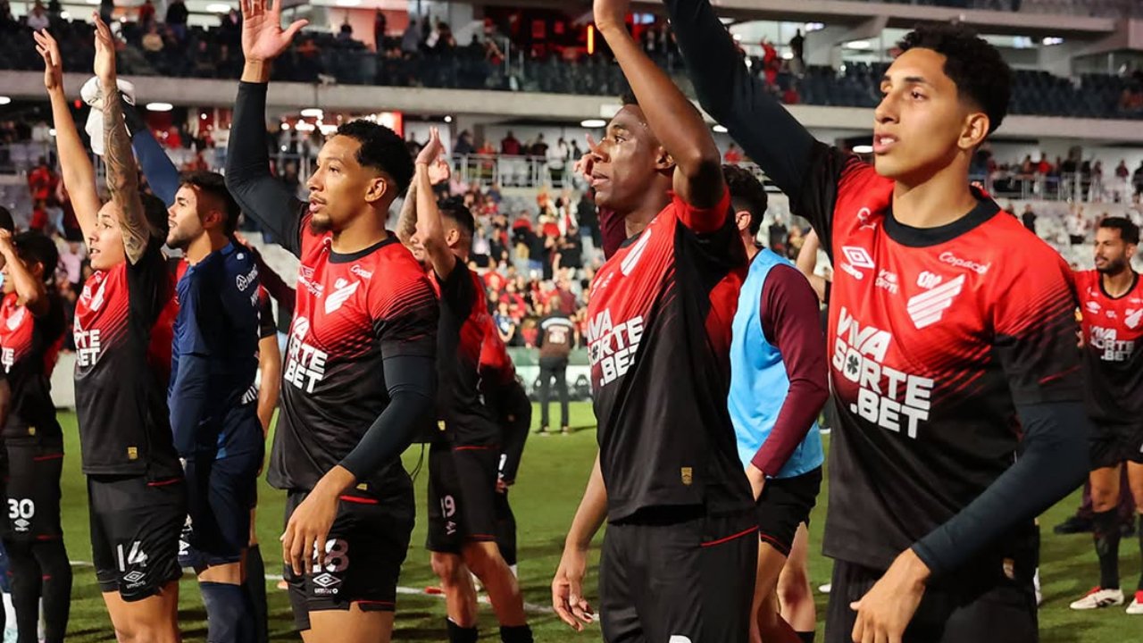 Jogadores do Athletico-PR em campo na Arena da Baixada (foto: Duda Matoso/athletico.com.br)